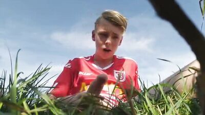 Teen cumming outside