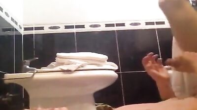 Amateur Fetish Fun in the Bathroom: Steamy Jerkin Action!