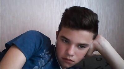 Blue Shirt Wanker Revisited: Amateur Handjob Web-Cam Gay Porn Video!