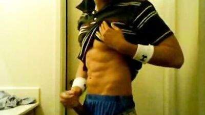 Muscle Hunk Shows Off Again in Gay Porn Video!