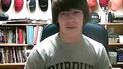 Hat boy wanks off in hot solo cum shot!