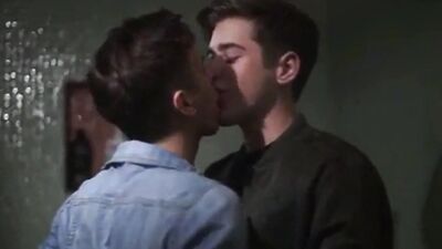 Bagnarsi e scatenarsi - Gay Porn Video