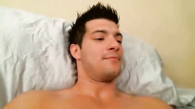 Webcam Muscle Stud Exposes His Sexy Body and Cock!