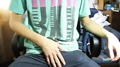 Shorty Jerks & Cums: A Fetish Amateur Delight