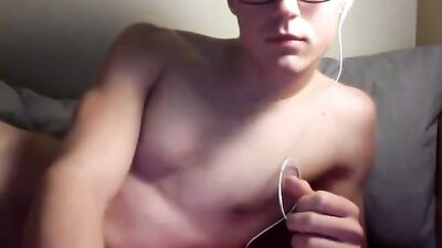 Geeky Webcam Boy Cums on Himself in Bed: Horny Gay Porn Adventure