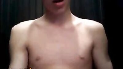 Un garçon vraiment beau se masturbe