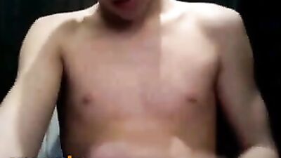 Un garçon vraiment beau se masturbe