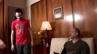 Tre ragazzi giocano con papà