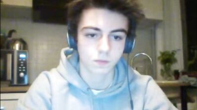 Beautiful Jumper Lad Web-Cam Solo - A Gay Porn Adventure!