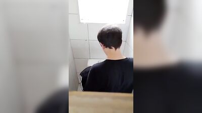 Amateur Bathroom Oral Sucking: Friends Gone Wild!