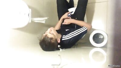 Jerking Off in the Mens Room - Amateur Oral Exposure