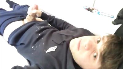 New Hoodie Cumming Amateurs - Breaking in my new Hoodie!