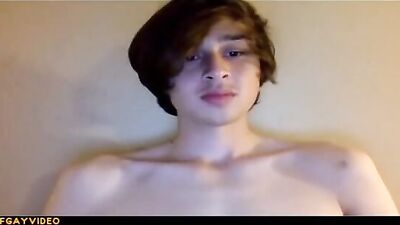 Young Twink Webcam: Exposing His Raw Sexiness!