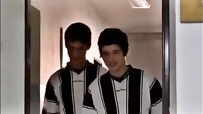 Gay Porn Footies in Der Umkleide - Bareback Cum Shots Oral