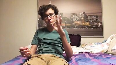 Chico adolescente cachondo se masturba