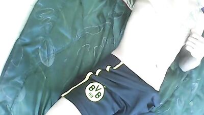 Gran chico de fútbol en pantalones cortos BVB