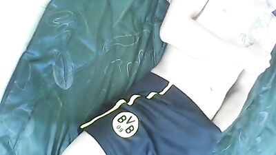 Gran chico de fútbol en pantalones cortos BVB