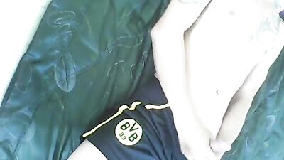 Gran chico de fútbol en pantalones cortos BVB