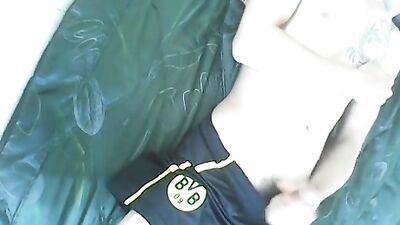 Gran chico de fútbol en pantalones cortos BVB