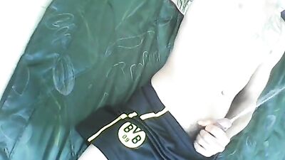 Gran chico de fútbol en pantalones cortos BVB