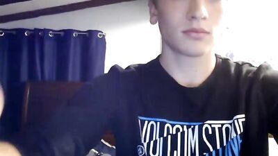Twink wanks on cam with toy