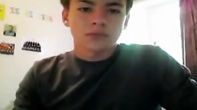 Cute camwanker cums in his bedroom