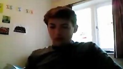 Cute camwanker cums in his bedroom