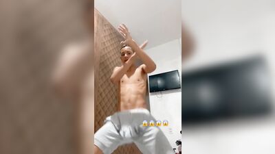 Novinho excitado dançando BOY DANCING