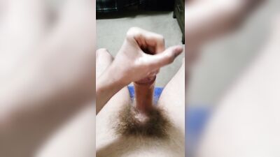 Teen cums on his pubes