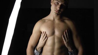 Muscle Worship with Big Cocks: Flexing and Handjob Sensation with Randall White