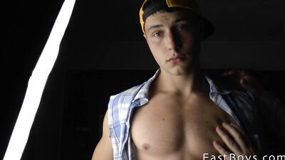 Muscle Worship with Big Cocks: Flexing and Handjob Sensation with Randall White