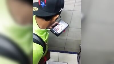 Re pajero mirando porno en bao pblico: Voyeur Spycam - Gay Porn Video - 2021