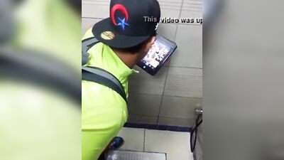 Re pajero mirando porno en bao pblico: Voyeur Spycam - Gay Porn Video - 2021