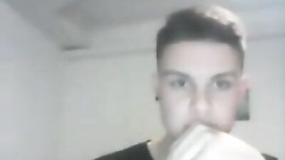 Big Ass On Doggy Style: Cute Boy with Nice Cock Gets Bareback Cam Show!