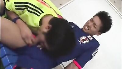Adolescente de fútbol japonés jugando