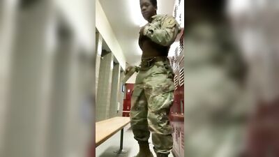 Чёрненький надрачивает в раздевалке