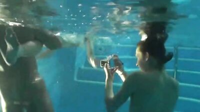 Threesome In The Swimmingpool Raw: Hardcore Bareback Cum Shots