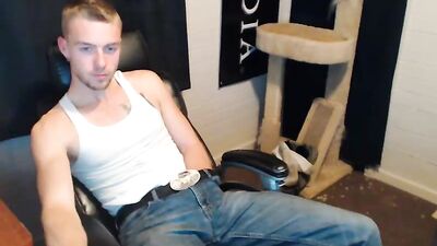 Boycam Sexy Dude: Strip and Jack Live on Cam!
