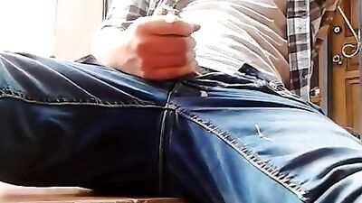 Gay Porn Handjob Cumshot Showdown!