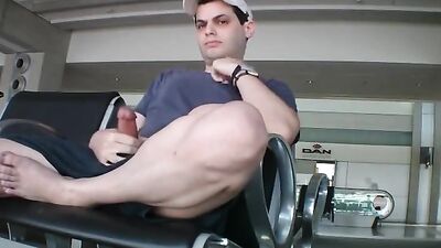 Jacking off in the airport lounge - A solo journey!