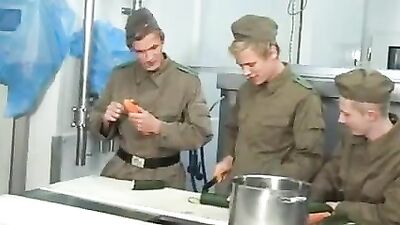 Rekruten Spritzen: The Ultimate Action Bareback Ass Play!