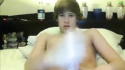 Gay Porn Twink in Bed: Amature Solo Big Cocks!