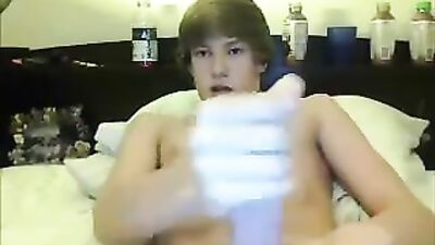 Gay Porn Twink in Bed: Amature Solo Big Cocks!