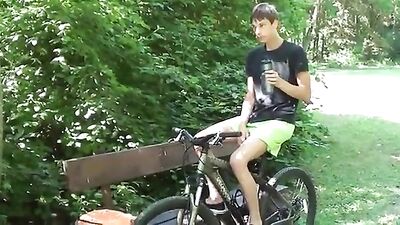 Park Wank-Fest: Amateur Bareback Big Cocks