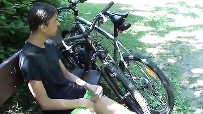 Park Wank-Fest: Amateur Bareback Big Cocks