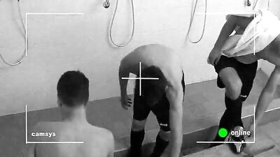 Adolescentes de fútbol caliente duchándose