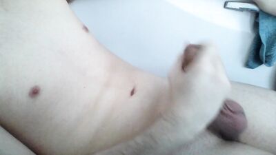 Wet & Wild Solo Cum Shots: The Ultimate Twink Bath Experience!