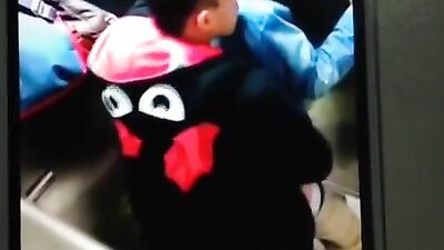 Surpris dans la cabine dessayage ! : Le couple homo surpris!