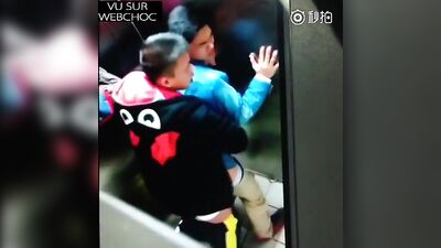 Surpris dans la cabine dessayage ! : Le couple homo surpris!