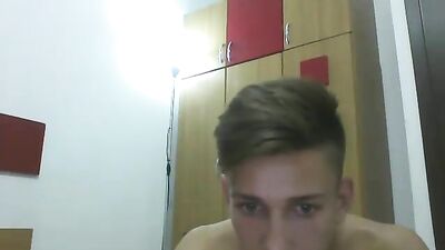 Blondinet super mignon seul et nu dans sa chambre